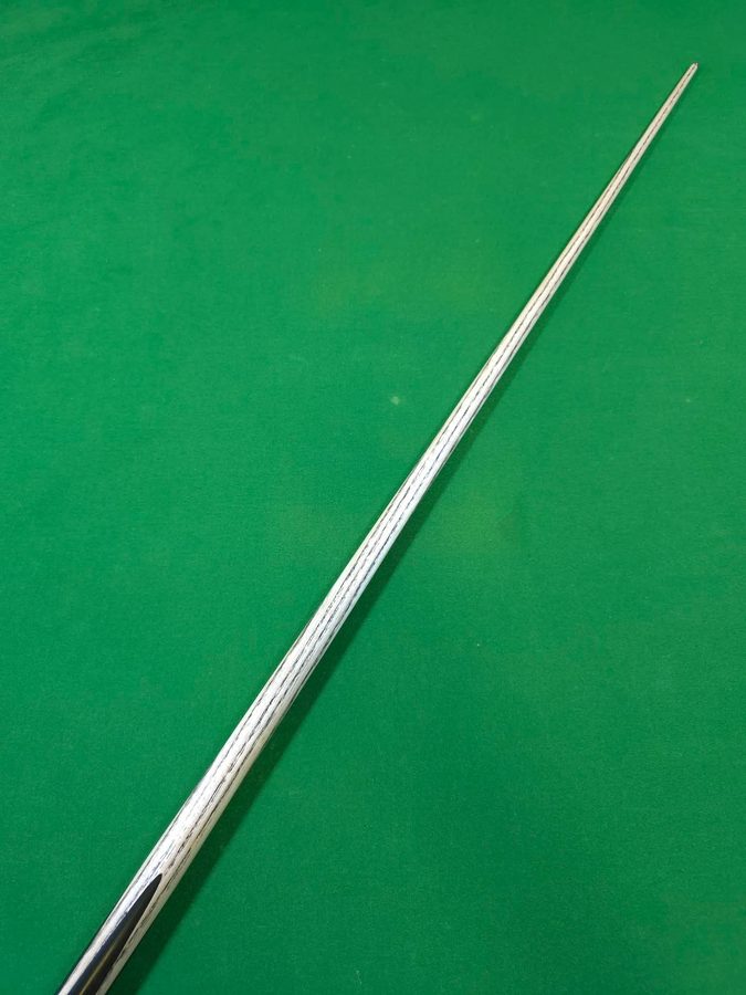 A cue with silver splice detail on green baize